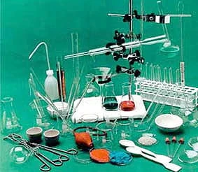 Zestaw szkła laboratoryjnego ze sprzętem uzupełniającym